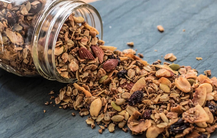 Granola là một món ăn sáng và ăn nhẹ bao gồm yến mạch cán mỏng, các loại hạt, mật ong hoặc các chất làm ngọt khác như đường nâu, và đôi khi là gạo phồng, thường được nướng cho đến khi giòn, nướng và có màu nâu vàng. Hỗn hợp được khuấy trong khi nướng để tránh bị cháy và để duy trì độ sệt của ngũ cốc ăn sáng.