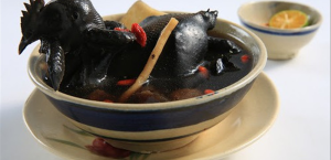 Thịt gà ác thường được chế biến thành các món bổ dưỡng như tiềm thuốc bắc, hầm rượu, hoặc nấu cháo.